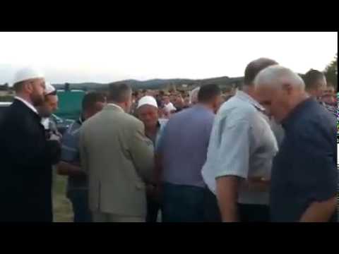 Familja e Mensur Hysenit fal gjakun e djalit të tyre (Video)