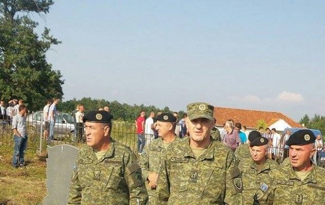 Varroset me nderime ushtarake pjesëtari i vetëvrarë i FSK-së