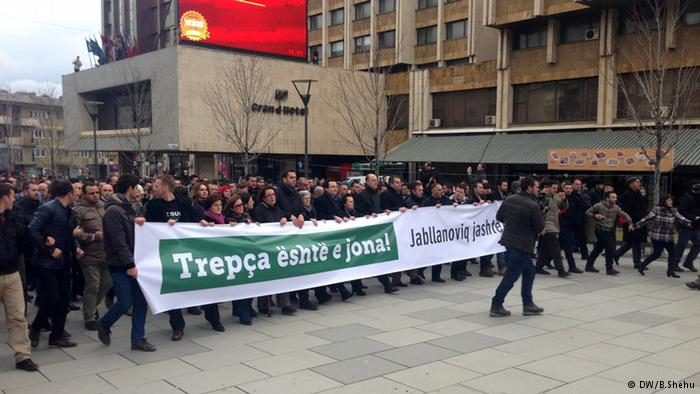 ausende Kosovo-Albaner demonstrierten gegen Regierung